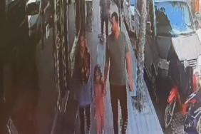 Kaldırımda yürüyen baba-kız binadan kopan sıva parçalarıyla yaralandı olay anı kamerada