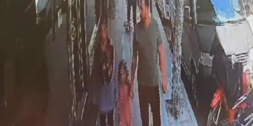 Kaldırımda yürüyen baba-kız binadan kopan sıva parçalarıyla yaralandı olay anı kamerada