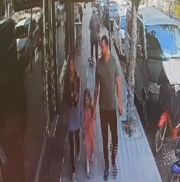 Kaldırımda yürüyen baba-kız binadan kopan sıva parçalarıyla yaralandı olay anı kamerada