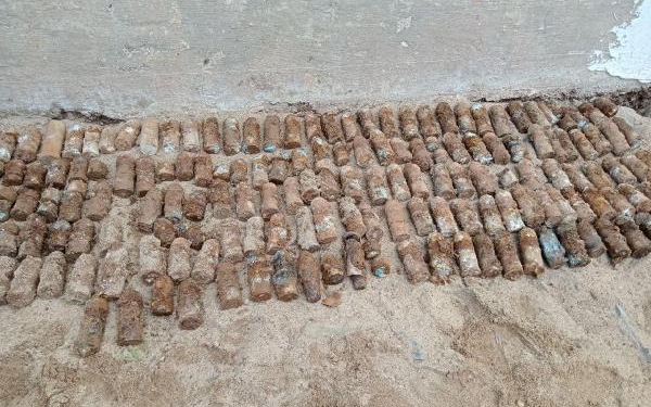 Kamboçya’da okul bahçesinde binlerce patlamamış mühimmat bulundu 1 Kamboçyada okul bahçesinde binlerce patlamamış mühimmat bulundu