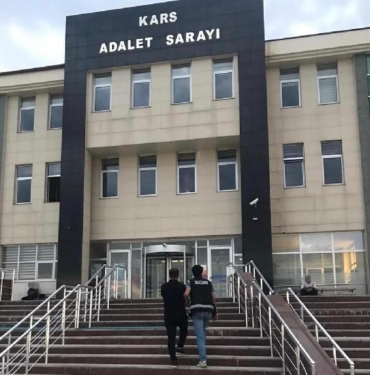 Kameralı düzenekle ehliyet sınavında kopya çekenlere suçüstü 5 gözaltı