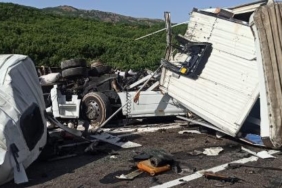 Kamyon ile çarpışan TIRın kupa kısmı koptu şoför yaralı