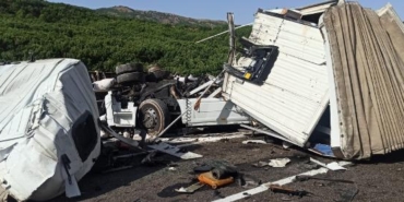 Kamyon ile çarpışan TIRın kupa kısmı koptu şoför yaralı