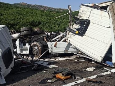 Kamyon ile çarpışan TIR'ın kupa kısmı koptu; şoför yaralı 3 Kamyon ile çarpışan TIRın kupa kısmı koptu şoför yaralı