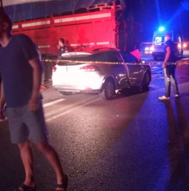 Kamyona çarpan otomobildeki baba öldü 2 çocuğu ve eşi yaralandı