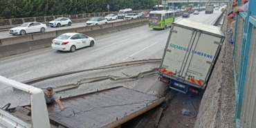 Kamyonet istinat duvarına çarptı; sürücü yaralandı 39 Kamyonet istinat duvarına çarptı sürücü yaralandı