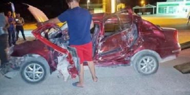 Kamyonla çarpışan otomobilin sürücüsü öldü, eşi ve 2 çocuğu yaralandı 36 Kamyonla çarpışan otomobilin sürücüsü öldü eşi ve 2 çocuğu yaralandı