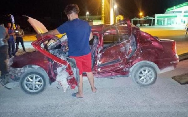 Kamyonla çarpışan otomobilin sürücüsü öldü eşi ve 2 çocuğu yaralandı