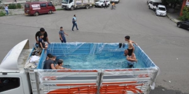 Kamyonun dorsesini havuza çevirdiler