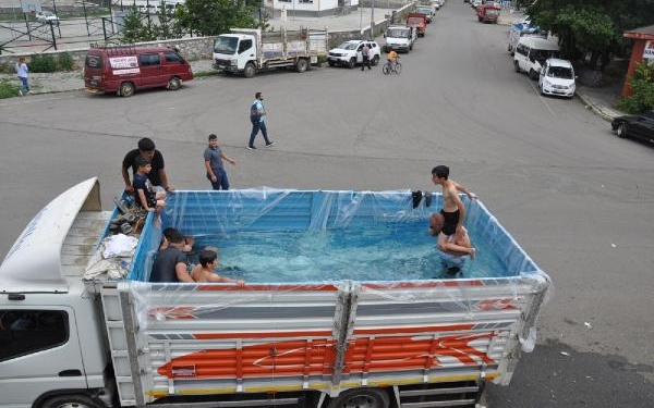 Kamyonun dorsesini havuza çevirdiler 1 Kamyonun dorsesini havuza çevirdiler