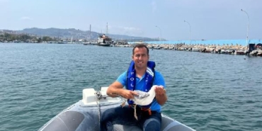 Kanatları ıslandığı için uçamayan martı dalgıç polisler tarafından kurtarıldı