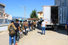 Kapalı kasa kamyonda 50 kaçak göçmen yakalandı
