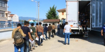 Kapalı kasa kamyonda 50 kaçak göçmen yakalandı