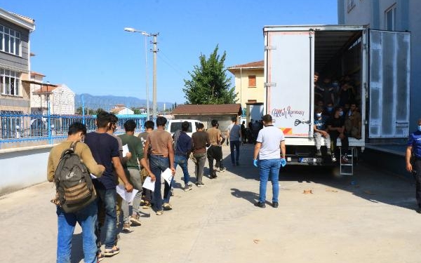 Kapalı kasa kamyonda 50 kaçak göçmen yakalandı 1 Kapalı kasa kamyonda 50 kaçak göçmen yakalandı