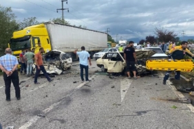 Karşı şeride geçen otomobil iki araca çarptı 1 ölü 2 yaralı