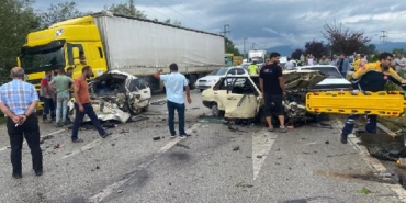 Karşı şeride geçen otomobil iki araca çarptı 1 ölü 2 yaralı