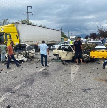 Karşı şeride geçen otomobil iki araca çarptı 1 ölü 2 yaralı