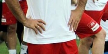 Karşıyakada Emre kalacak