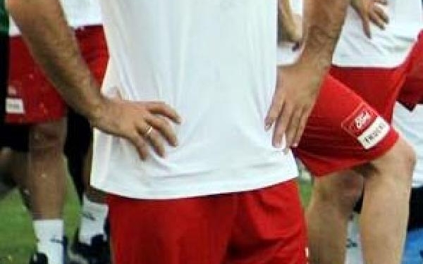 Karşıyaka'da Emre kalacak 6 Karşıyakada Emre kalacak