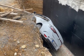 Kartal'da hafif ticari aracın çarptığı otomobil yol ile inşaat arasındaki boşluğa düştü 20 Kartalda hafif ticari aracın çarptığı otomobil yol ile inşaat arasındaki boşluğa düştü