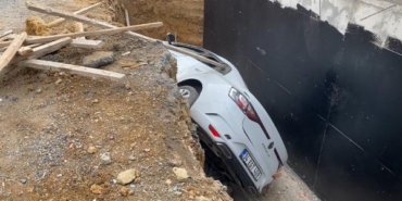 Kartalda hafif ticari aracın çarptığı otomobil yol ile inşaat arasındaki boşluğa düştü