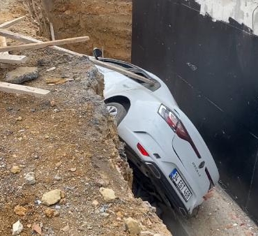 Kartalda hafif ticari aracın çarptığı otomobil yol ile inşaat arasındaki boşluğa düştü