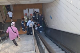 Kartalda metroya inmek isteyen yaşlı adam düşerek yürüyen merdivene sıkıştı