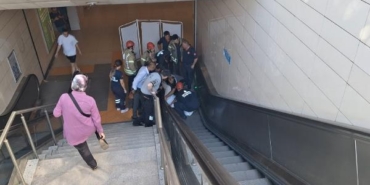 Kartalda metroya inmek isteyen yaşlı adam düşerek yürüyen merdivene sıkıştı