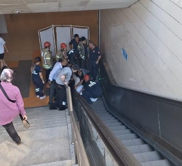 Kartal'da metroya inmek isteyen yaşlı adam düşerek yürüyen merdivene sıkıştı 4 Kartalda metroya inmek isteyen yaşlı adam düşerek yürüyen merdivene sıkıştı