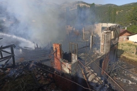 Kastamonuda 3 ev yandı oğlunu yangından kurtarırken yaralandı