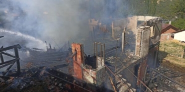 Kastamonuda 3 ev yandı oğlunu yangından kurtarırken yaralandı