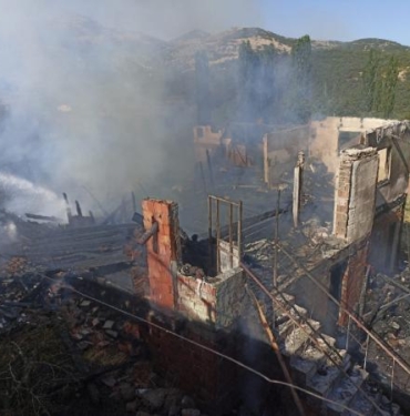 Kastamonuda 3 ev yandı oğlunu yangından kurtarırken yaralandı