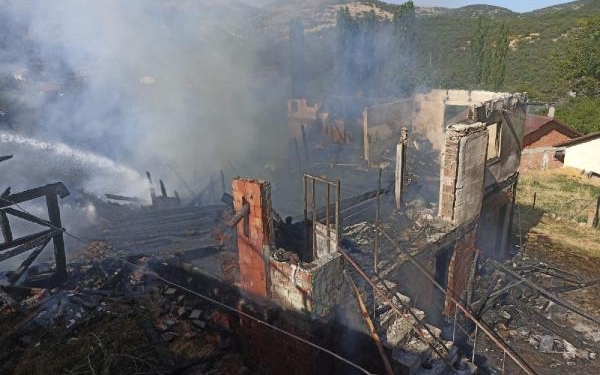 Kastamonuda 3 ev yandı oğlunu yangından kurtarırken yaralandı