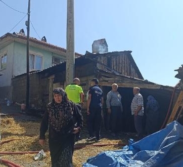 Kastamonu'da depo yangını 7 Kastamonuda depo yangını