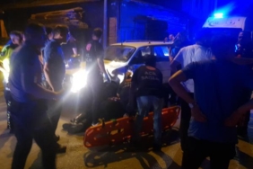 Kavga ihbarına giden motosikletli polis ekibi otomobille çarpıştı 2 polis yaralı