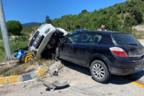 Kavşakta iki otomobil çarpıştı 1 çocuk öldü 8 yaralı