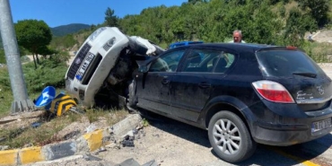 Kavşakta iki otomobil çarpıştı: 1 çocuk öldü, 8 yaralı 34 Kavşakta iki otomobil çarpıştı 1 çocuk öldü 8 yaralı