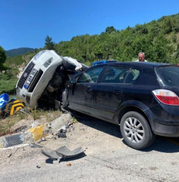 Kavşakta iki otomobil çarpıştı 1 çocuk öldü 8 yaralı