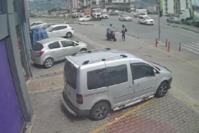 Kavşakta kamyonun çarptığı otomobili sürüklediği anlar kamerada 29 Kavşakta kamyonun çarptığı otomobili sürüklediği anlar kamerada