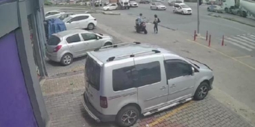 Kavşakta kamyonun çarptığı otomobili sürüklediği anlar kamerada 31 Kavşakta kamyonun çarptığı otomobili sürüklediği anlar kamerada