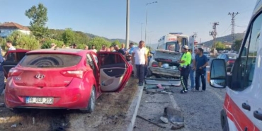 Kavşakta otomobiller çarpıştı: 1 ölü, 7 yaralı 9 Kavşakta otomobiller çarpıştı 1 ölü 7 yaralı