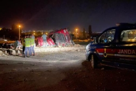 Kayseride TIRın devrildiği kazada sürücü yaralandı yeğeni öldü
