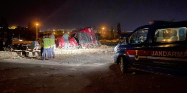 Kayseri'de TIR'ın devrildiği kazada sürücü yaralandı, yeğeni öldü 26 Kayseride TIRın devrildiği kazada sürücü yaralandı yeğeni öldü