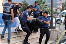 Kendisinden boşanmak isteyen eşini başından vurup, intihar etti 28 Kendisinden boşanmak isteyen eşini başından vurup intihar etti