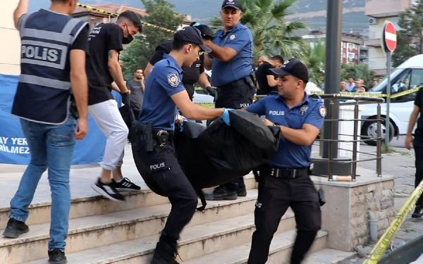 Kendisinden boşanmak isteyen eşini başından vurup intihar etti