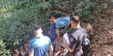 Kestiği ağacın altında kalan orman işçisi öldü 37 Kestiği ağacın altında kalan orman işçisi öldü