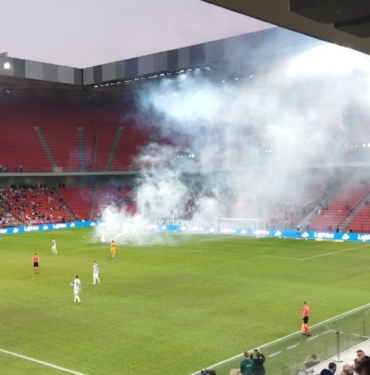 KF Tirana - Beşiktaş maçı yaşanan tribün olayları nedeniyle 15 dakika geç başladı