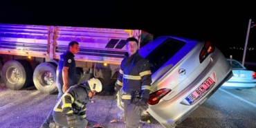 Kırıkkale'de TIR'ın dorsesine çarpan otomobil askıda kaldı; 2 yaralı 10 Kırıkkalede TIRın dorsesine çarpan otomobil askıda kaldı 2 yaralı