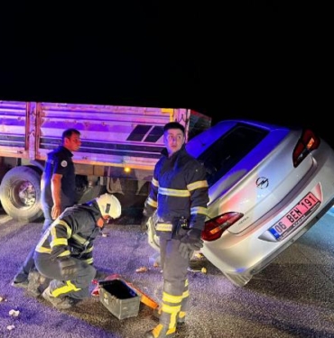 Kırıkkalede TIRın dorsesine çarpan otomobil askıda kaldı 2 yaralı