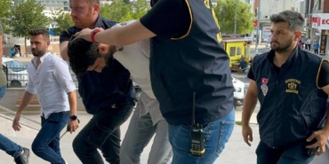 Kız arkadaşını kabloyla boğarak öldürüp, polise teslim oldu (2) 20 Kız arkadaşını kabloyla boğarak öldürüp polise teslim oldu 2